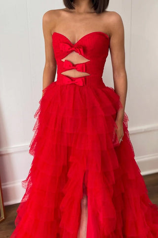 Trägerloses Ballkleid mit Rüschen und Punkten und Schlüssellöchern