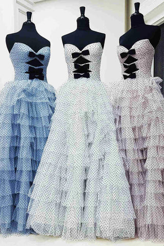 Trägerloses Ballkleid mit Rüschen und Punkten und Schlüssellöchern