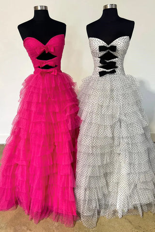 Trägerloses Ballkleid mit Rüschen und Punkten und Schlüssellöchern