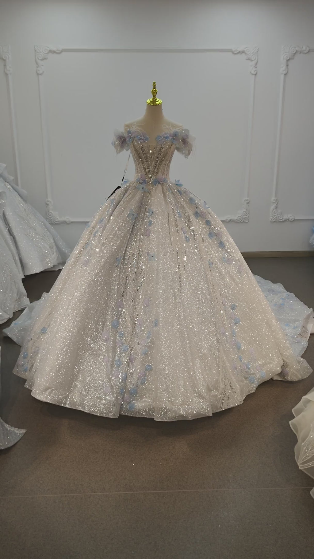 Robe de mariée éthérée à épaules dénudées, jupon bouffant avec tulle à paillettes, fleurs pastel en relief 3D et accents de plumes Ye-2028