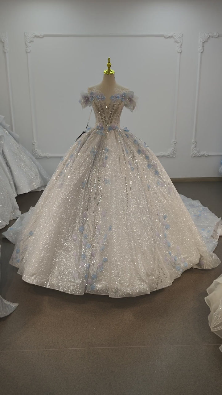 Vestido de novia etéreo con hombros descubiertos, tul con lentejuelas, flores pastel 3D y detalles de plumas (Ye-2028)