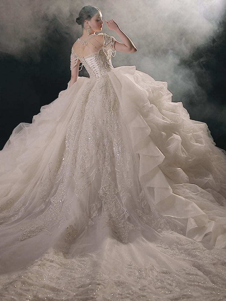 Vestido de Noiva com Decote Ilusão Glamouroso, Saia Rodada, Renda Bordada, Franja e Cauda com Folhos E-307