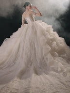 Vestido de Noiva com Decote Ilusão Glamouroso, Saia Rodada, Renda Bordada, Franja e Cauda com Folhos E-307