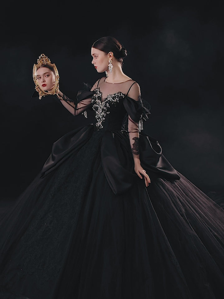 Vestido de novia negro con escote ilusión, mangas abullonadas de satén y encaje con cuentas, con cola extragrande E-305