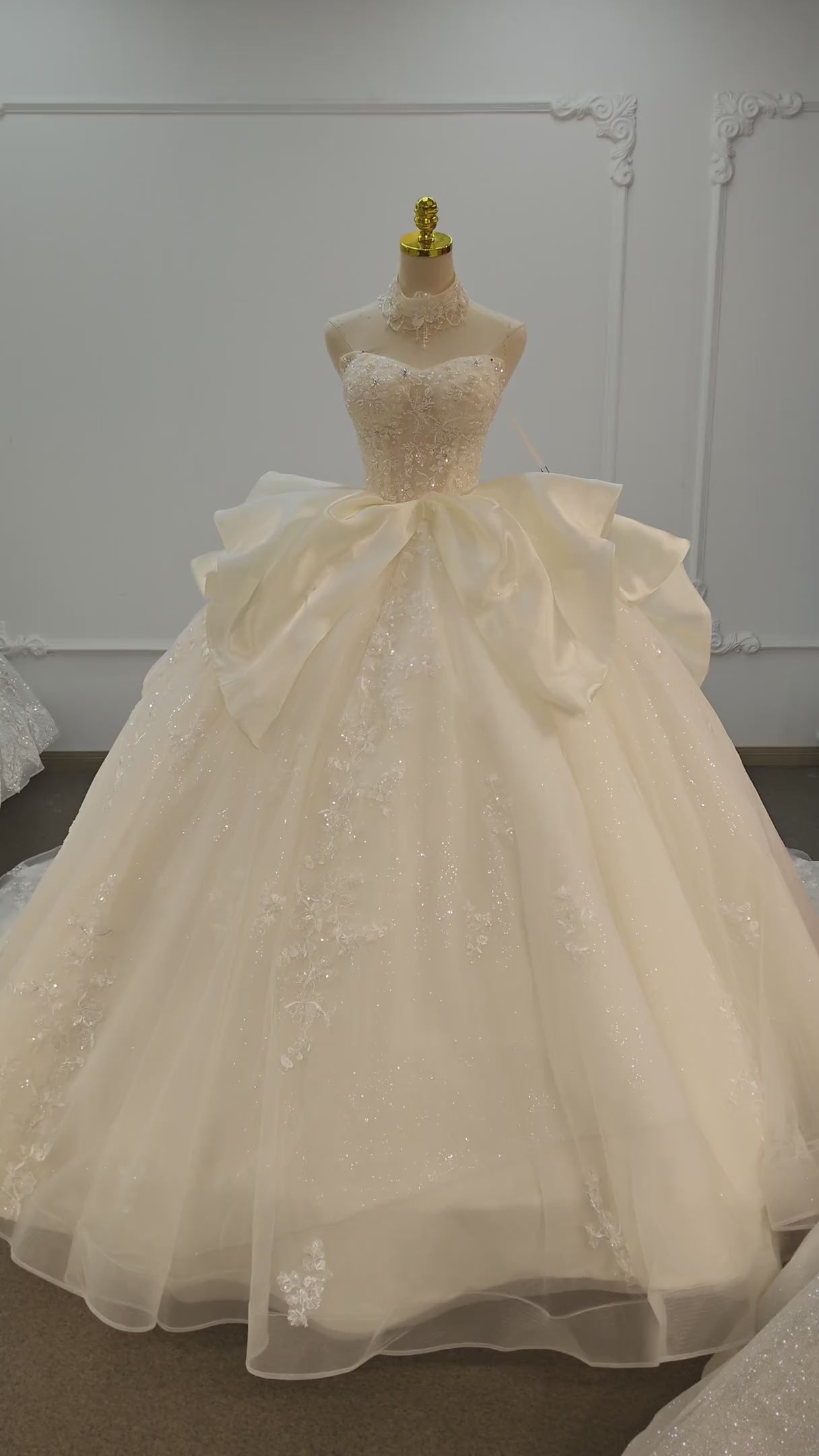 Vestido de baile tomara que caia em renda marfim com colarinho tipo gargantilha e saia com laço
