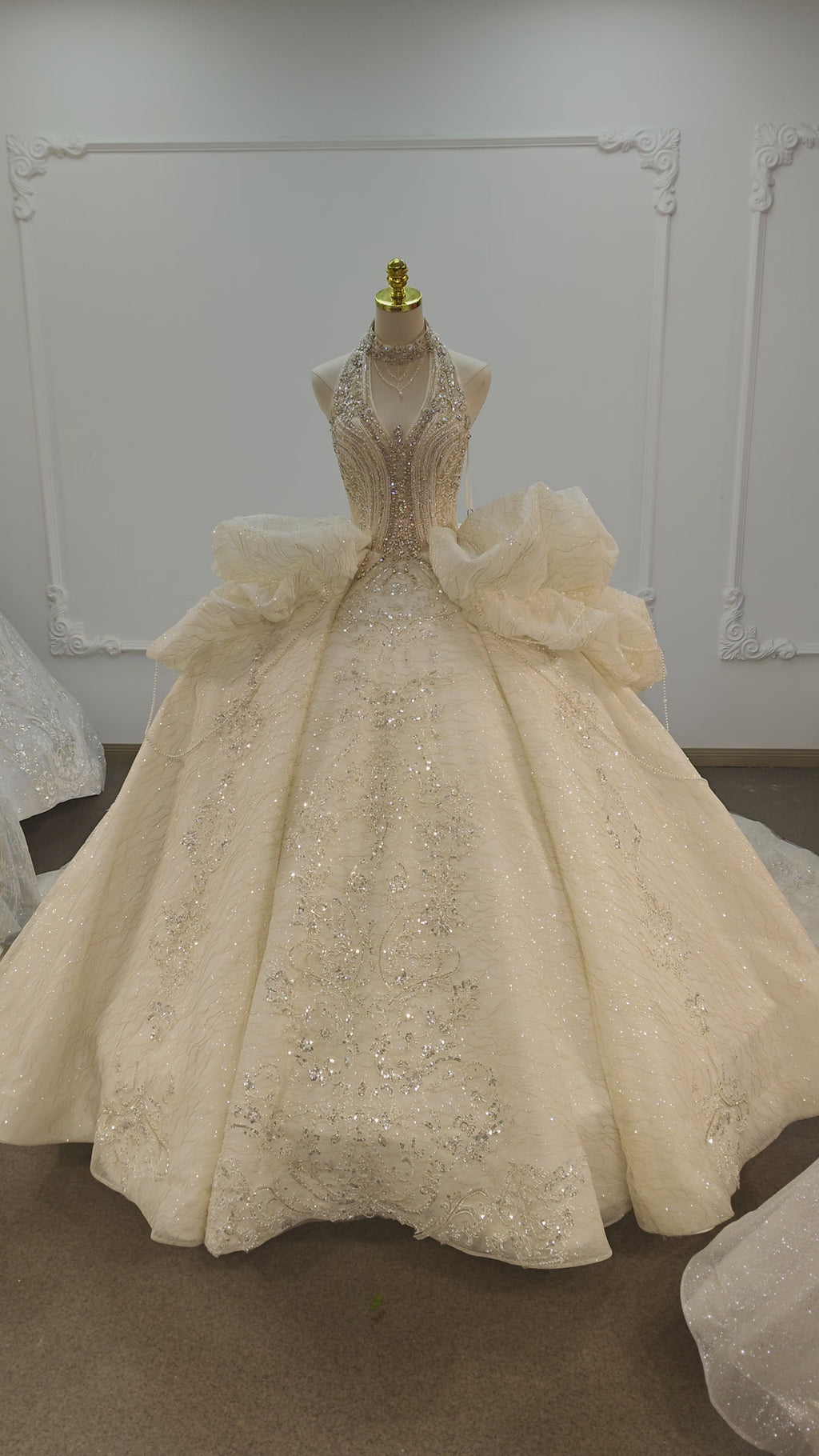 Prunkvolles Brautkleid im Ballkleid-Stil mit Neckholder, Perlen- und Kristallstickerei sowie Rüschenrock aus Tüll (Ye-2034)