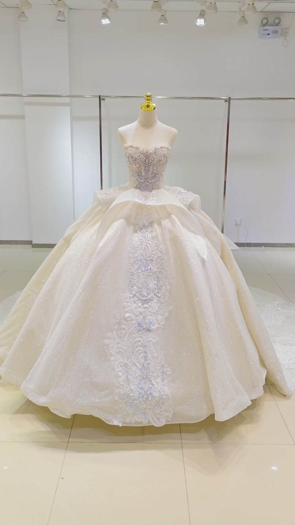 Elfenbeinfarbenes, schimmerndes, trägerloses Ballkleid: Schimmerndes, perlenbesetztes Oberteil und fließende Schleppe