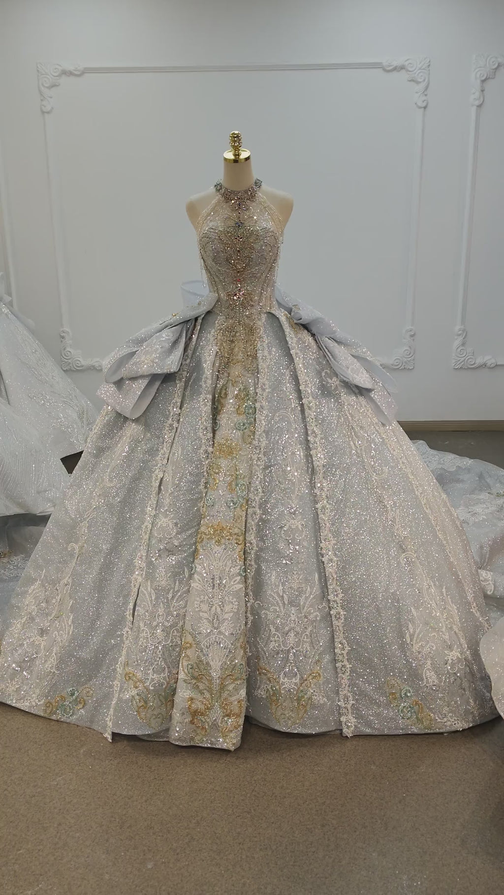 Elegantes silber-goldenes Ballkleid mit Neckholder, Perlenstickerei und übergroßen Schleifen (Ye-2018)