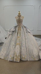 Elegantes silber-goldenes Ballkleid mit Neckholder, Perlenstickerei und übergroßen Schleifen (Ye-2018)