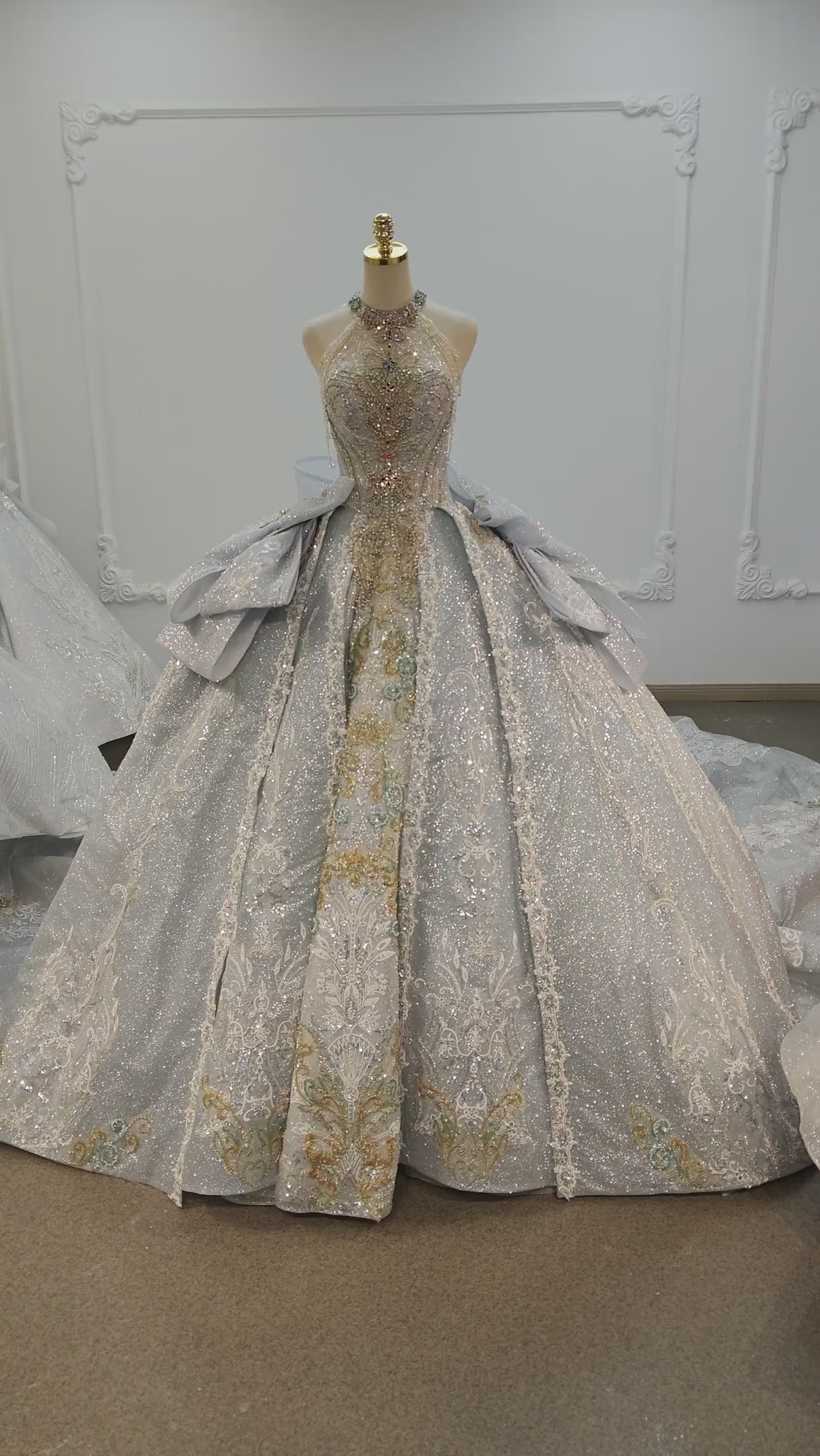 Elegantes silber-goldenes Ballkleid mit Neckholder, Perlenstickerei und übergroßen Schleifen (Ye-2018)