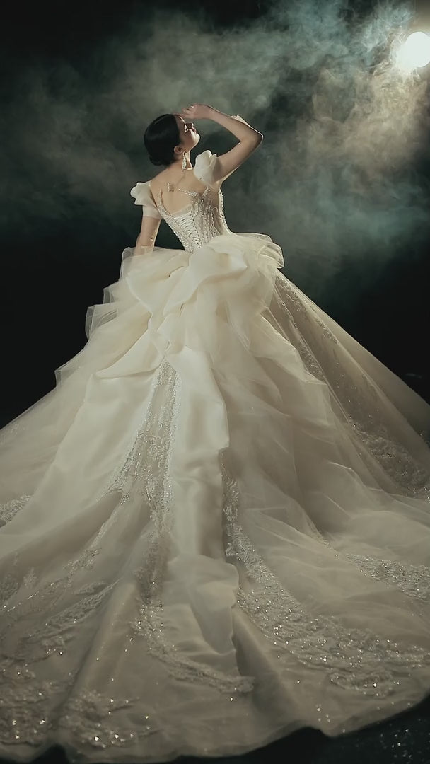 Wunderschönes Ballkleid mit Puffärmeln, herzförmigem Ausschnitt, Perlenstickerei und Rüschenschleppe E-309