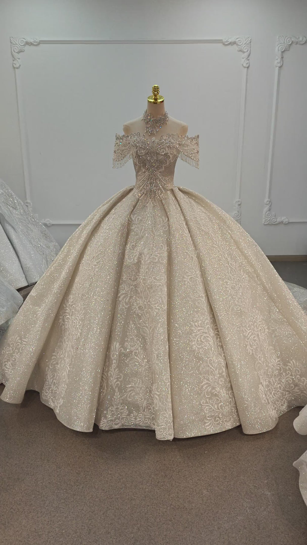 Vestido de Baile com Brilho Champagne, Ombros Descobertos, Busto com Franjas de Cristal e Cauda Bordada