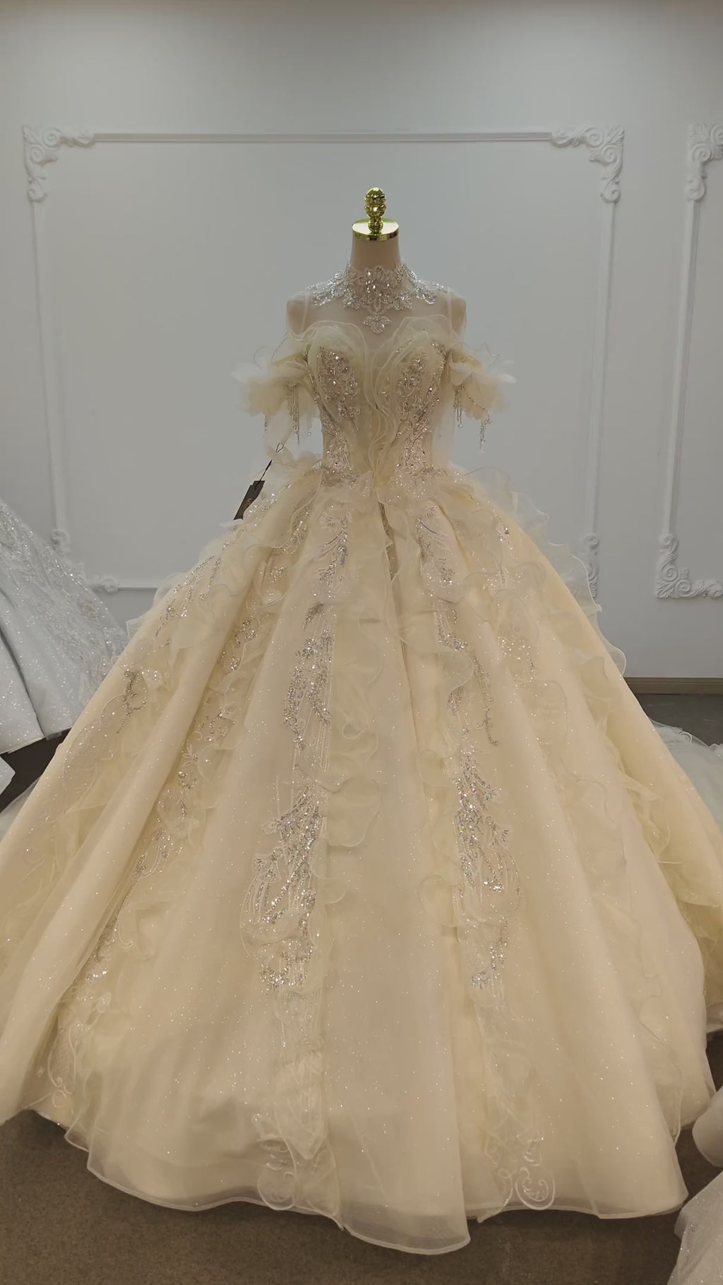 Vestido de Baile Creme com Brilho, Decote Ombro a Ombro, Saia Bordada com Cristais e Gola com Franjas