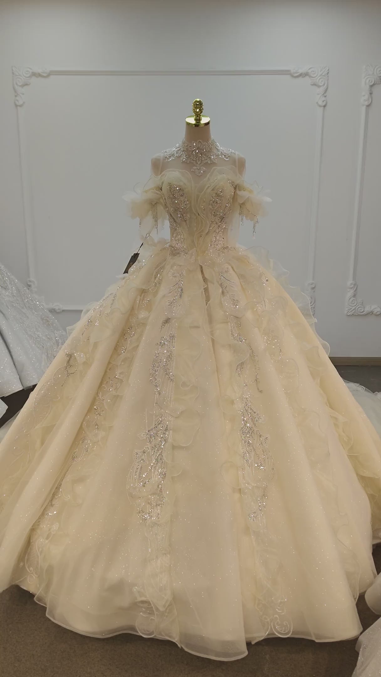 Vestido de Baile Creme com Brilho, Decote Ombro a Ombro, Saia Bordada com Cristais e Gola com Franjas