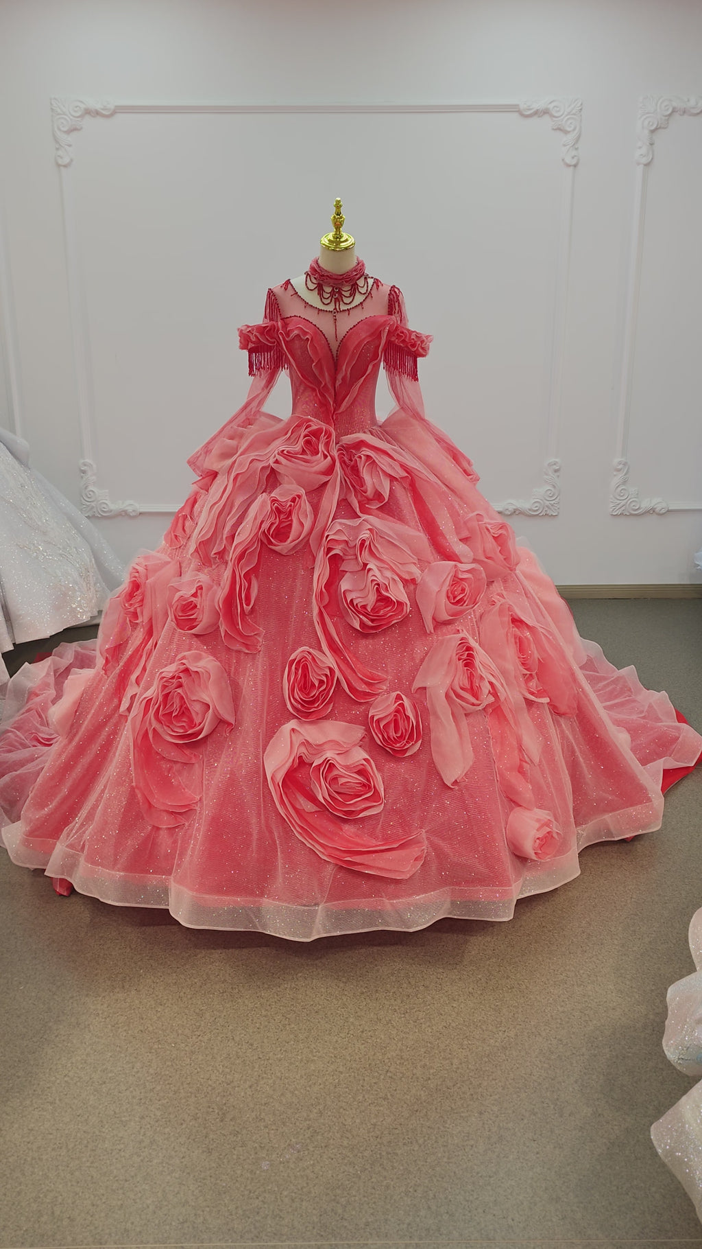 Strahlend korallenrotes schulterfreies Ballkleid-Brautkleid mit 3D-Rosenapplikationen und Perlenquasten Ye-2036