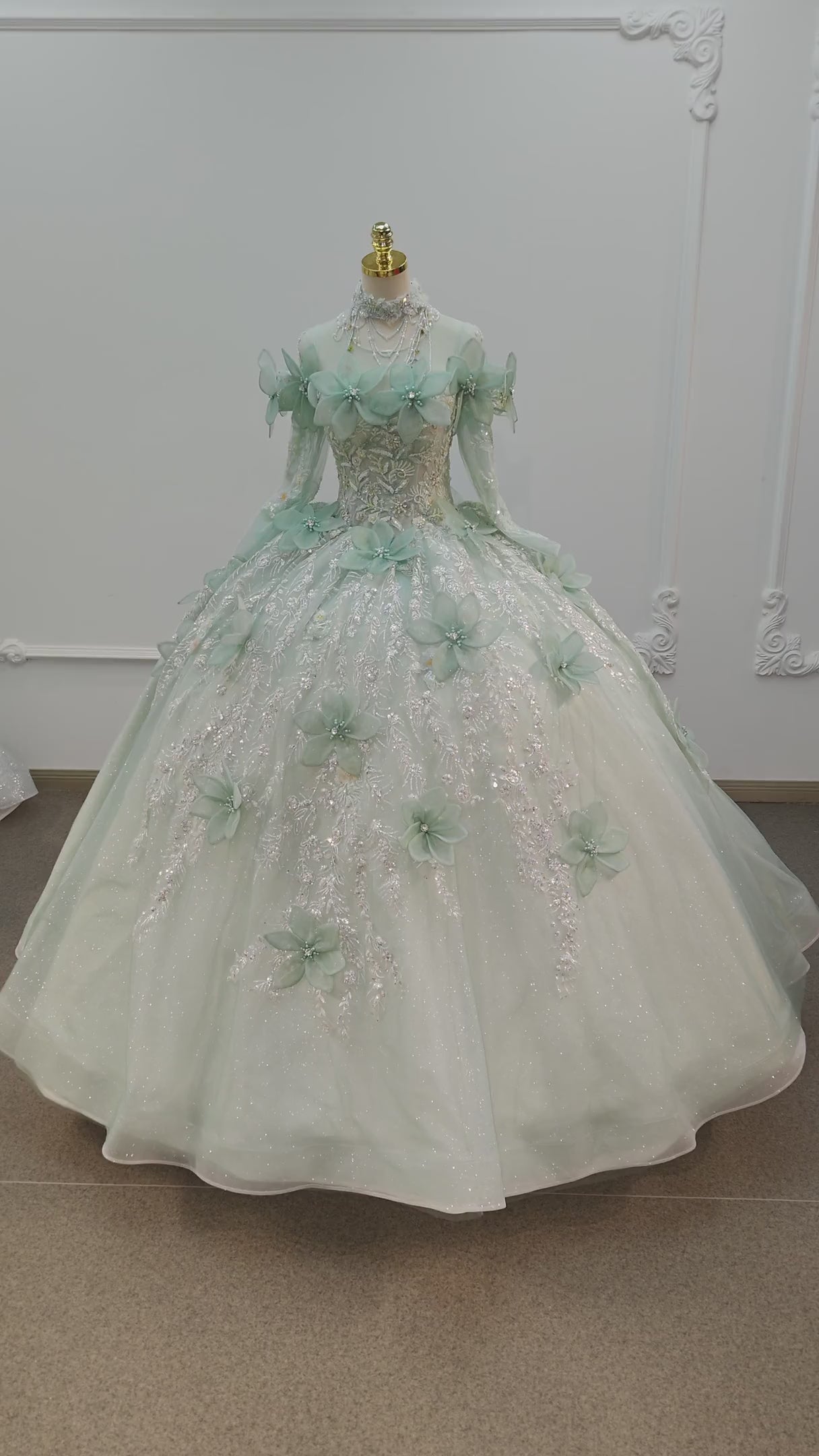 Märchenhaftes mintgrünes Ballkleid mit hohem Kragen, 3D-Organzablumen und Kristallstickerei Ye-2025