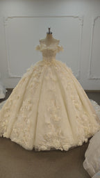 Vestido de Noiva Etéreo com Decote Ombro a Ombro, Saia Rodada, Aplicações Florais 3D, Contas de Pérola e Tule Brilhante Ye-2038