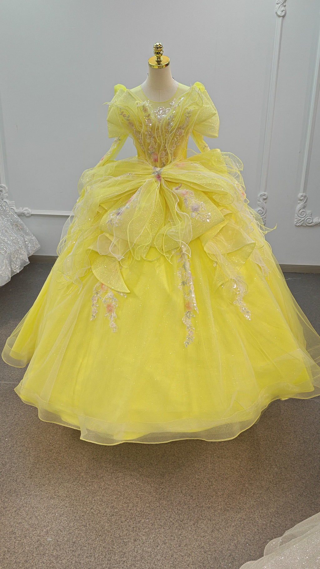 Vestido de Noiva Amarelo Vivo com Gola Alta, Saia Rodada, Tule com Folhos, Bordado Floral 3D e Costas com Corpete Ye-2031