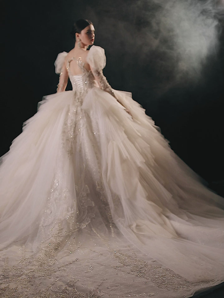 Magnifico abito da ballo con scollo a cuore e spalle scoperte, maniche a sbuffo in tulle, pizzo perline, abito da sposa a maniche lunghe con strascico a strati E-301