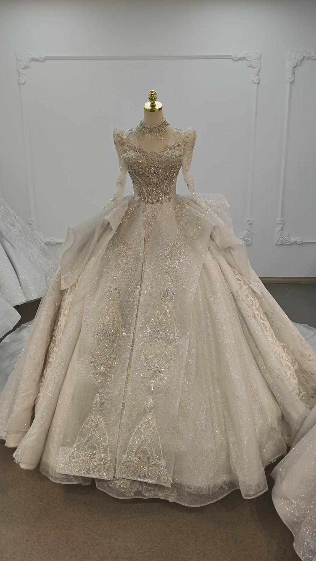 Atemberaubendes, hochgeschlossenes Pailletten-Ballkleid mit Kristallstickerei und transparenten langen Ärmeln (Ye-2021)
