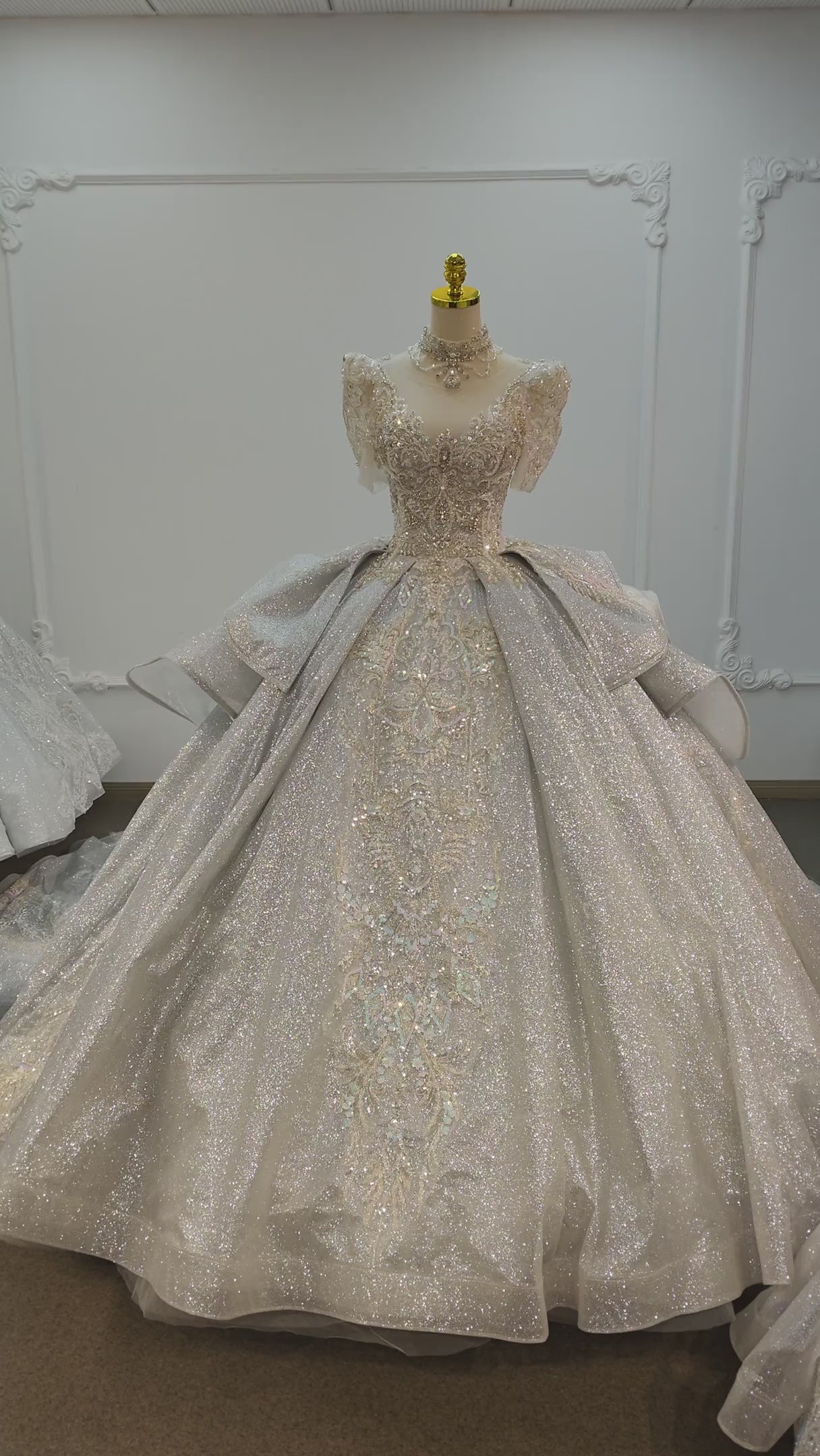 Silbernes Glitzer-Ballkleid mit kurzen Ärmeln, schimmerndem, perlenbesetztem Oberteil und skulpturalem Stufenrock