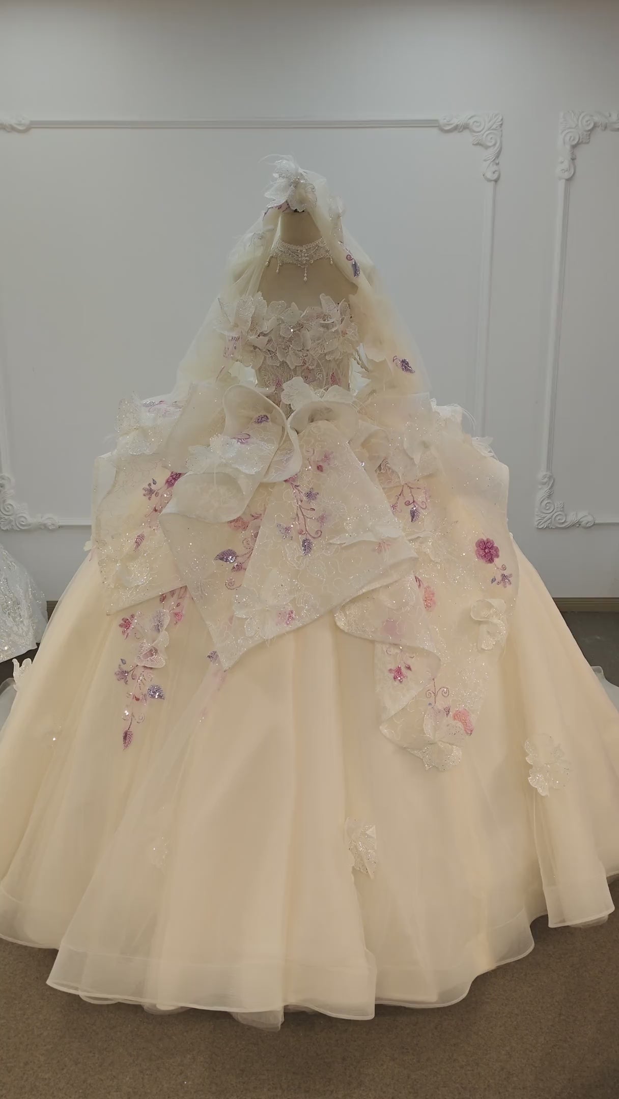 Robe de bal fleurie rose poudré bustier jupe brodée et cape en tulle