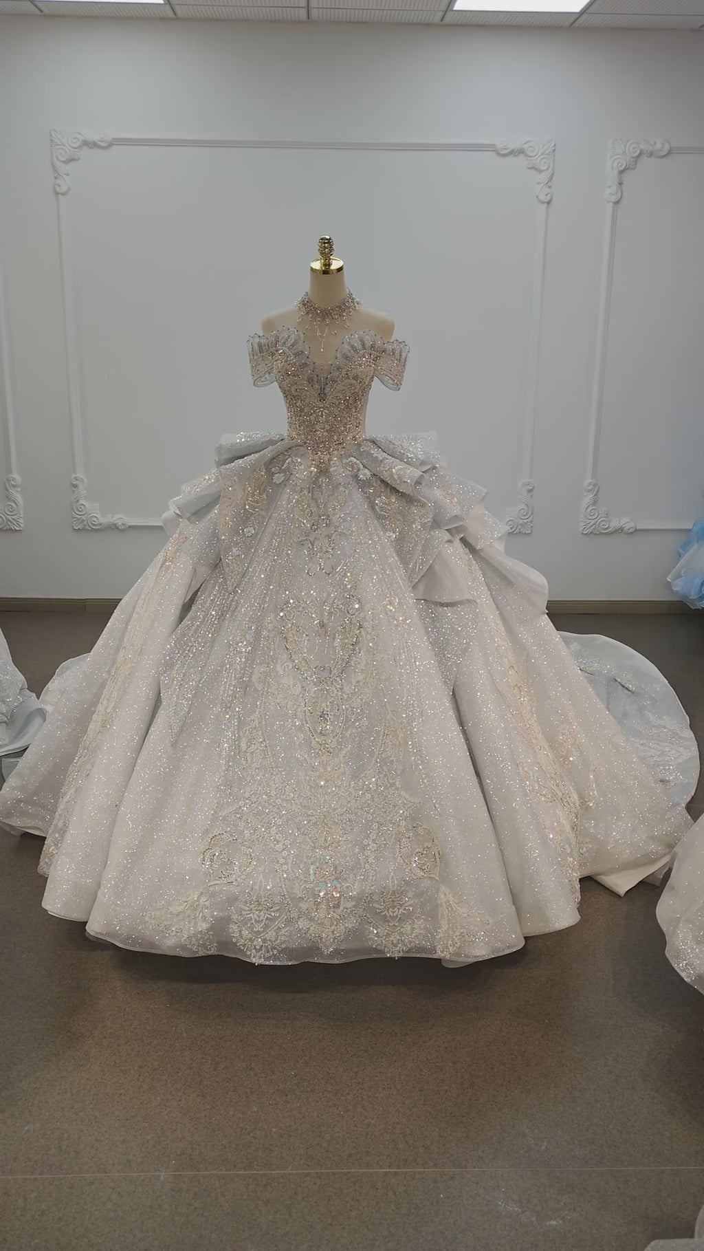 Deslumbrante Vestido de Noiva de Baile Prateado com Lantejoulas, Ombros Descobertos, Bordado em Cristal e Cauda com Laço Gigante Ye-2020