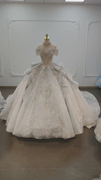Deslumbrante Vestido de Noiva de Baile Prateado com Lantejoulas, Ombros Descobertos, Bordado em Cristal e Cauda com Laço Gigante Ye-2020