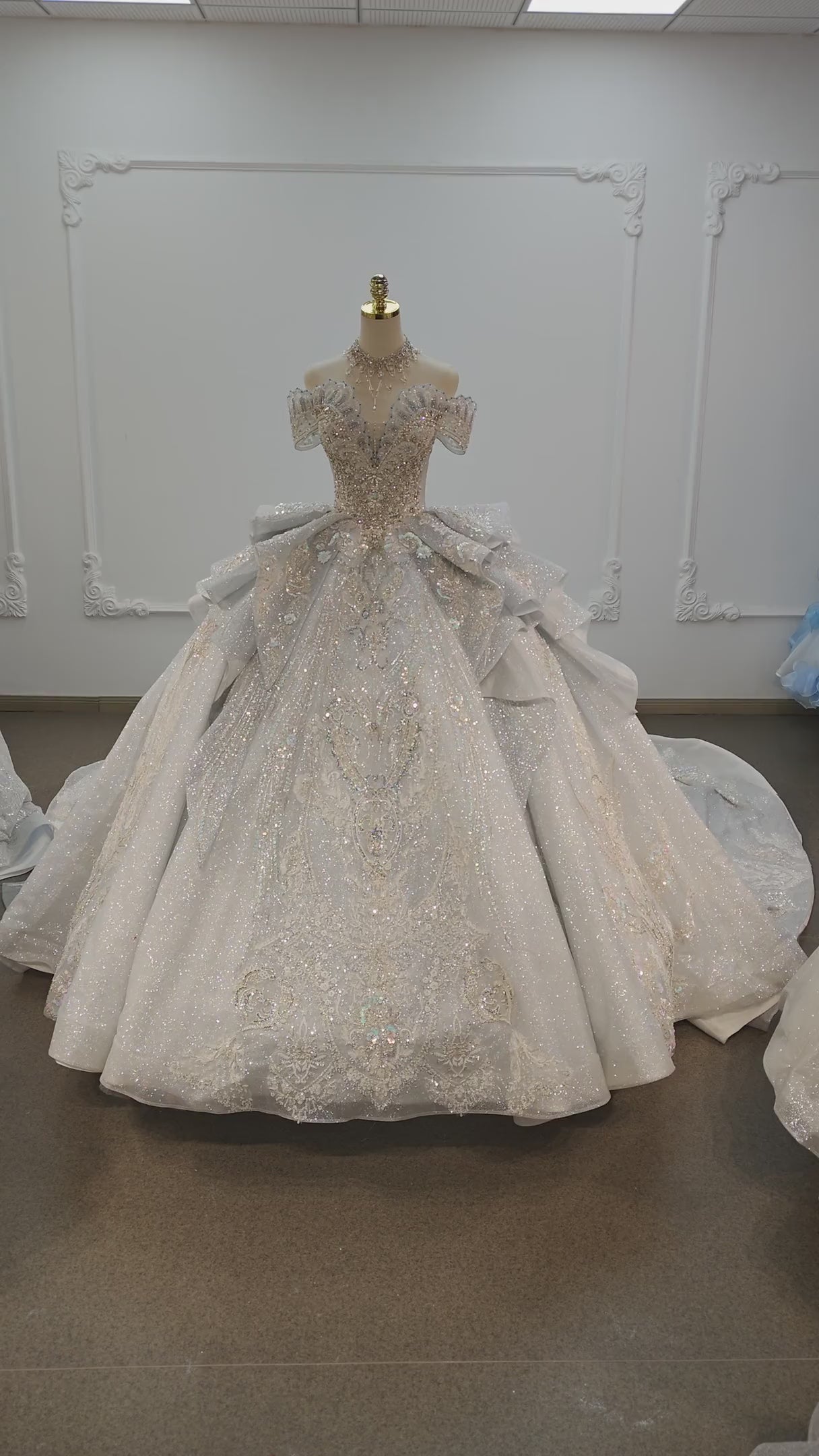 Deslumbrante Vestido de Noiva de Baile Prateado com Lantejoulas, Ombros Descobertos, Bordado em Cristal e Cauda com Laço Gigante Ye-2020