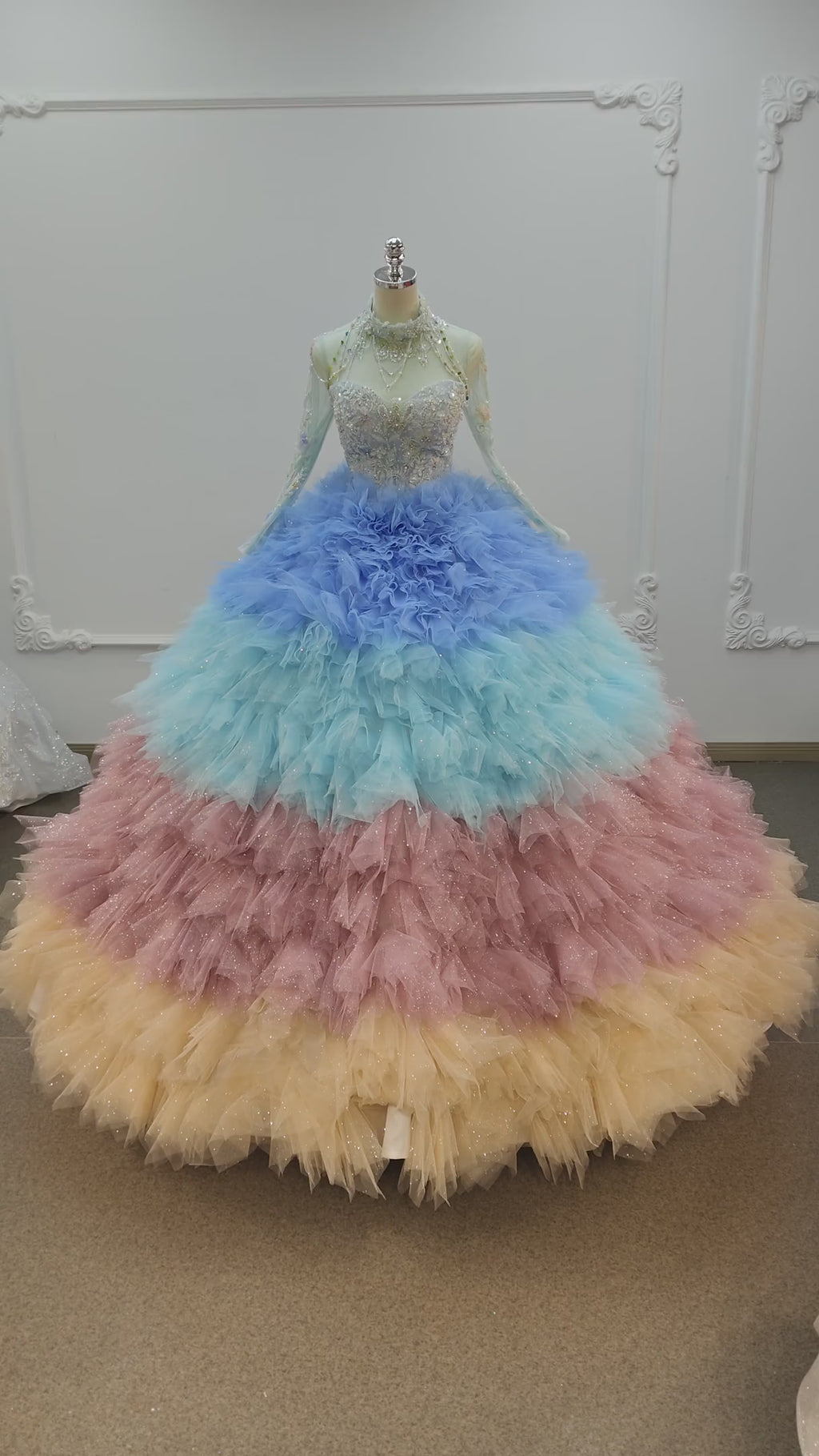Robe de mariée vibrante en dégradé, corsage à col haut, manches longues brodées, ornée de perles et à volants Ye-2017