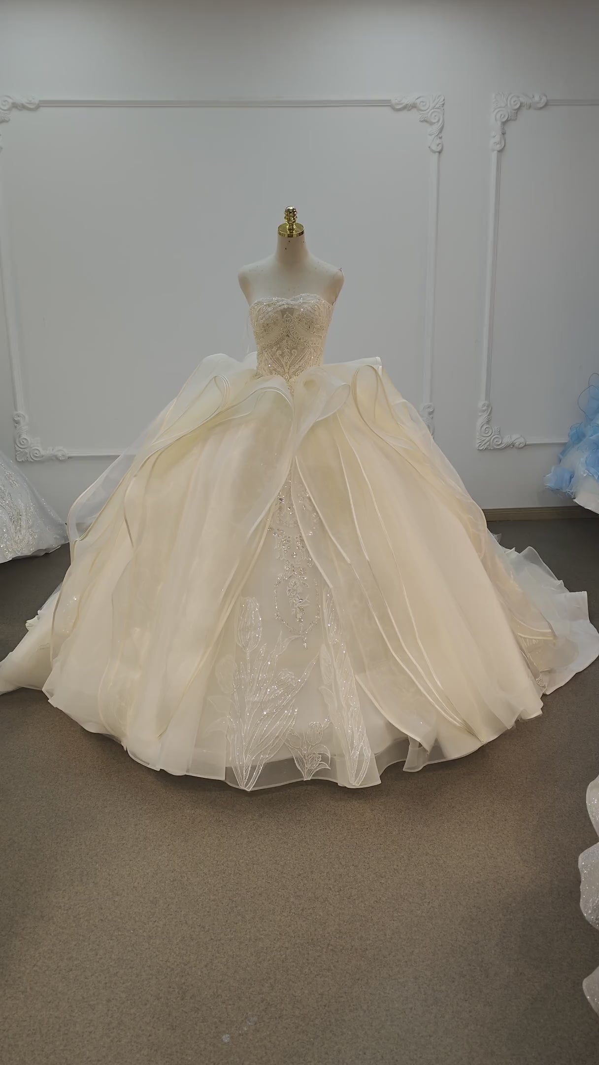 Romantisches, trägerloses Ballkleid mit Herzausschnitt, Kristallblumenstickerei und Tüllrüschen (Ye-2023)