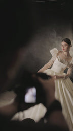 Abito da sposa regale con gonna ampia, scollo a illusione, maniche a sbuffo in tulle, pizzo perline e strascico con fiocco oversize E-304