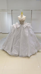 Vestido de gala sin tirantes Silver Haze: busto con cuentas doradas y cola con volantes