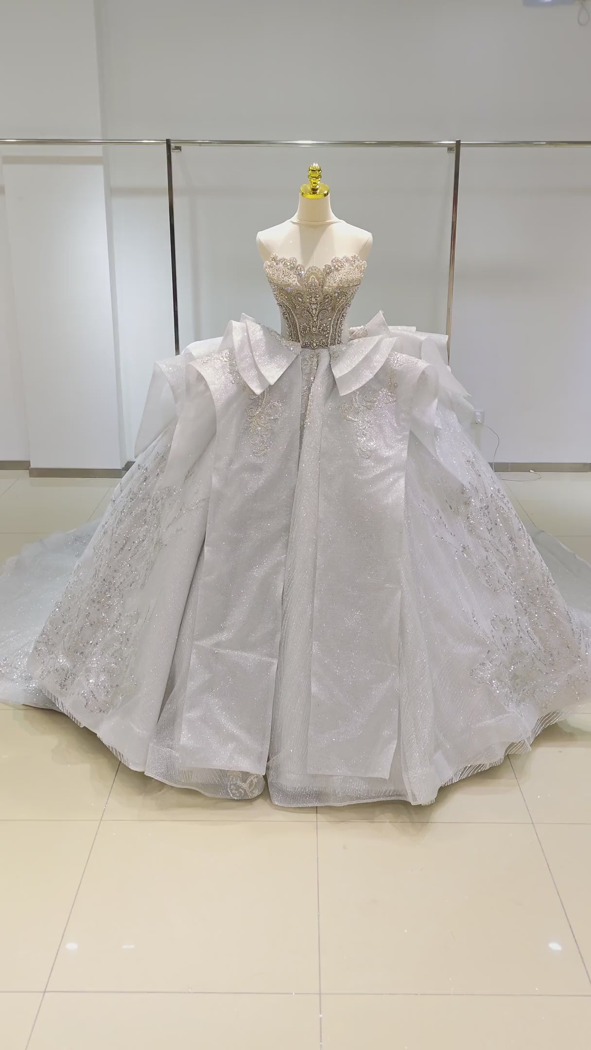 Vestido de gala sin tirantes Silver Haze: busto con cuentas doradas y cola con volantes