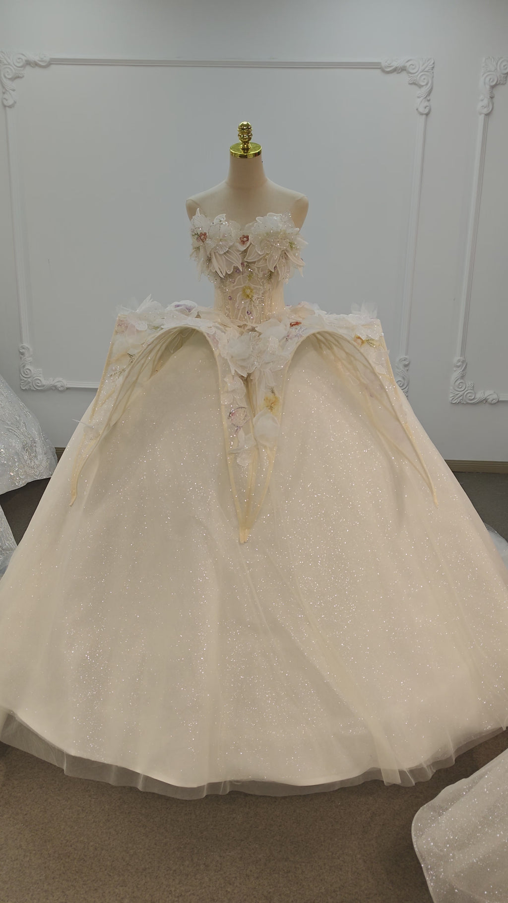 Ätherisches Brautkleid im Ballkleid-Stil mit Herzausschnitt, 3D-Blumenapplikationen, Paillettentüll und Korsettschnürung am Rücken (Ye-2037)