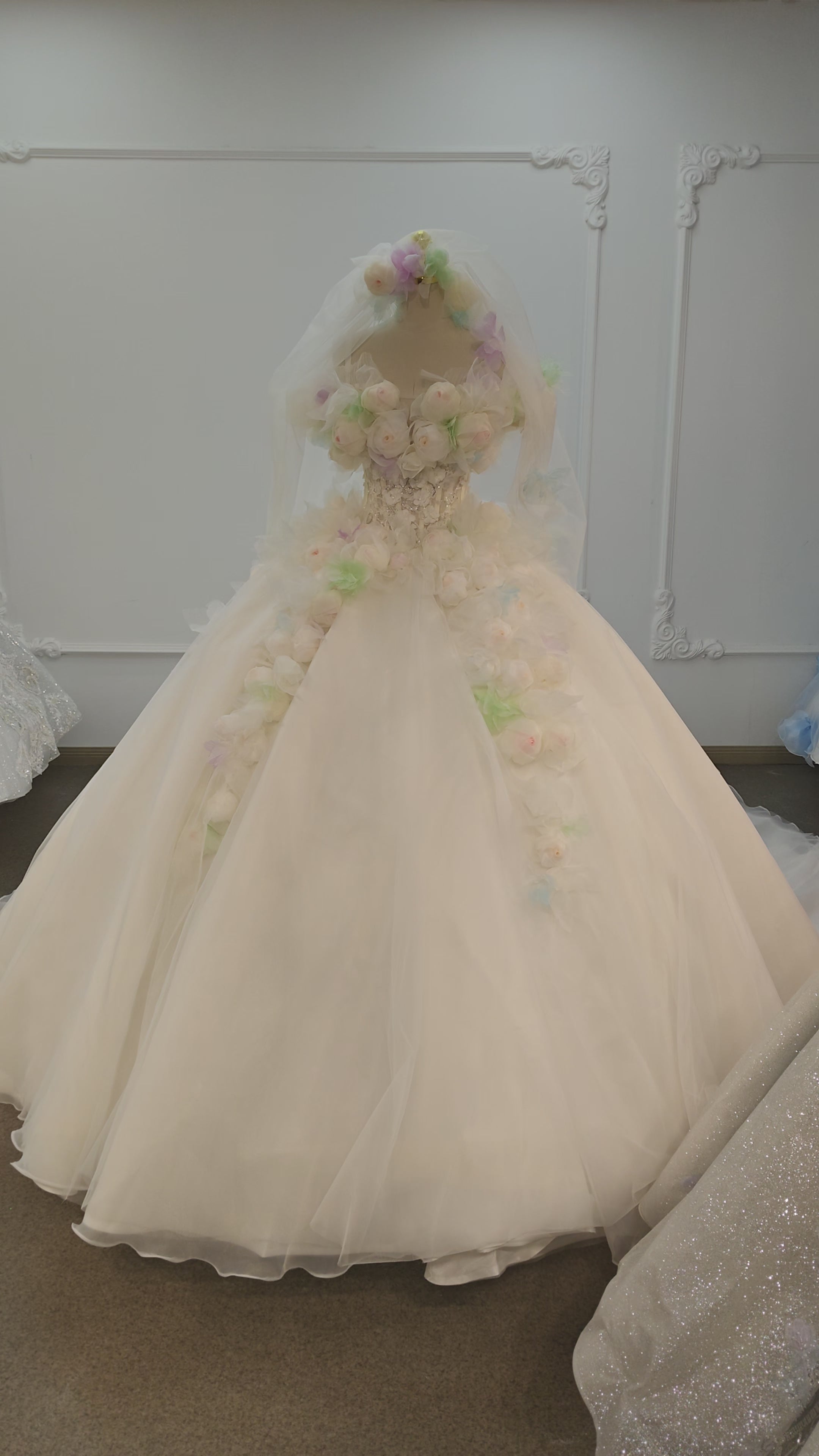 Verspieltes Brautkleid im Ballkleid-Stil mit Herzausschnitt, 3D-Pastellblumen und transparenter Tüllschleppe (Modell Ye-2039)