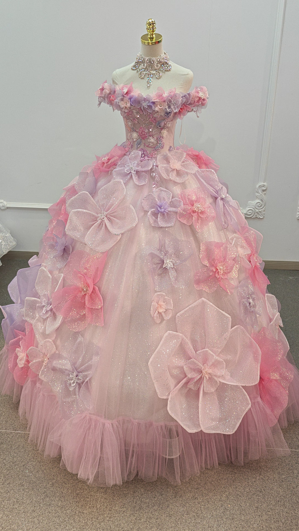 Incantevole abito da sposa a palloncino rosa pastello e viola con scollo a barca, fiori glitterati 3D e collare di cristallo Ye-2027