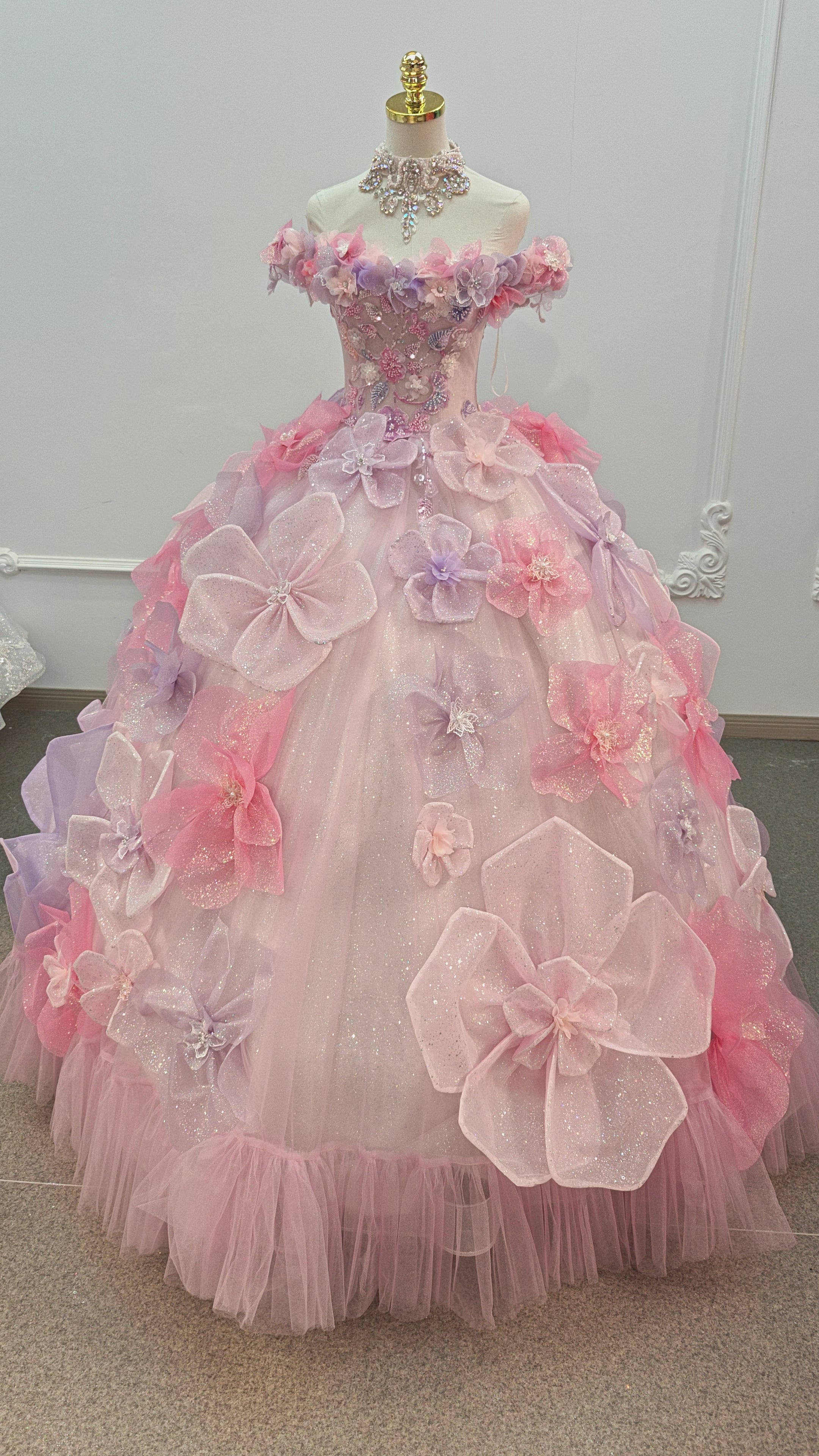 Incantevole abito da sposa a palloncino rosa pastello e viola con scollo a barca, fiori glitterati 3D e collare di cristallo Ye-2027