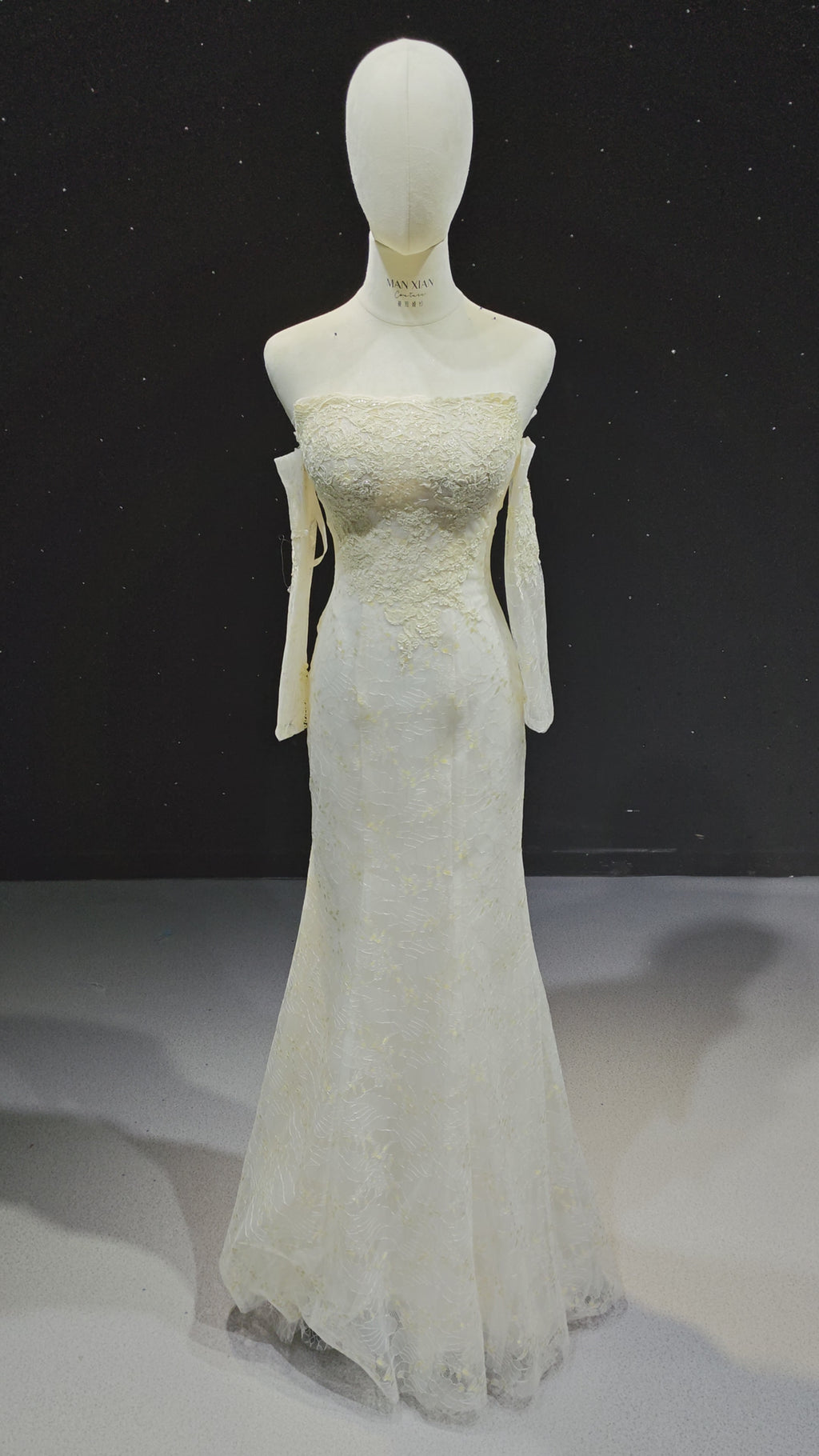 Robe sirène en corset de dentelle ivoire