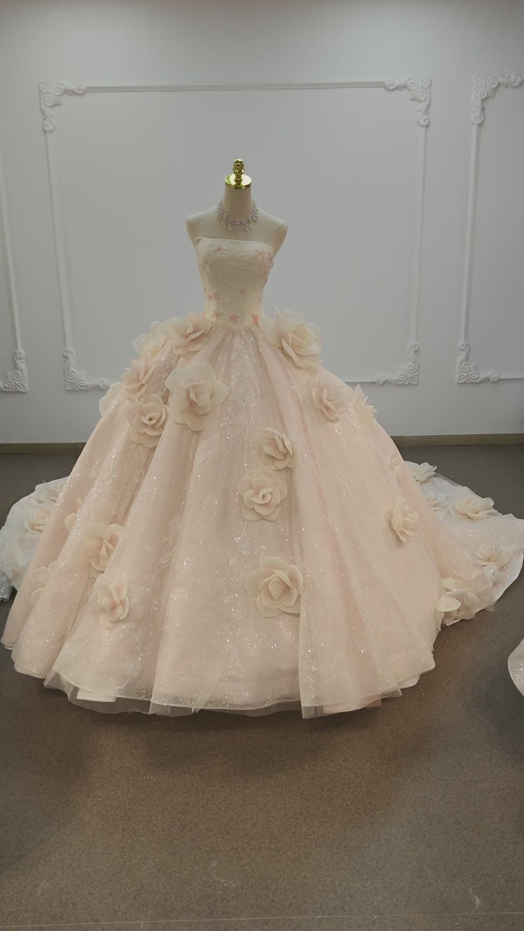 Vestido de Noiva Romântico em Tom de Rubor, Sem Alças, com Saia Rodada, Bordado com Rosas 3D e Contas, com Cauda Cintilante Ye-2019