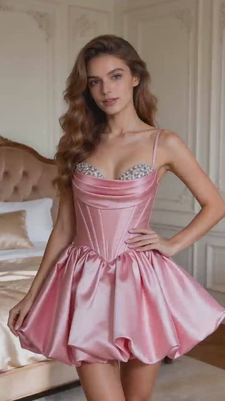 Vestido corto de corsé de raso rosa con pedrería