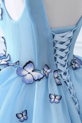 Vestido de fiesta de gasa azul cielo con escote en V y cola capilla de princesa con apliques de mariposa