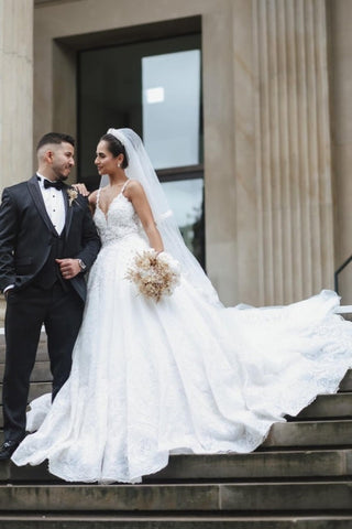 Princess White A-line V-neck Sleeveless Wedding Dresses With Lace