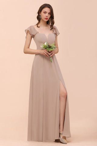 Vestido de dama de honor color caqui con mangas abullonadas y volantes laterales