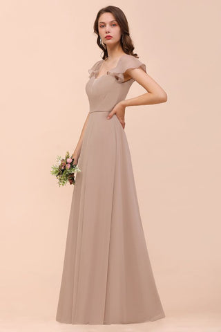 Vestido de dama de honor color caqui con mangas abullonadas y volantes laterales