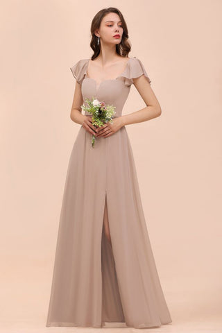 Vestido de dama de honor color caqui con mangas abullonadas y volantes laterales