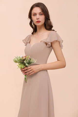 Vestido de dama de honor color caqui con mangas abullonadas y volantes laterales