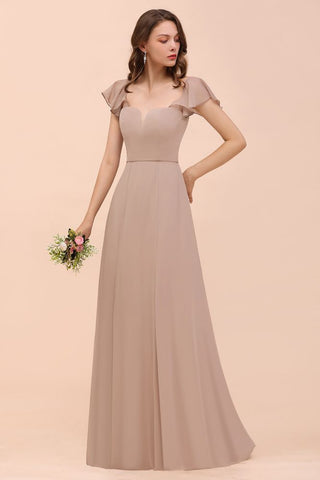 Vestido de dama de honor color caqui con mangas abullonadas y volantes laterales