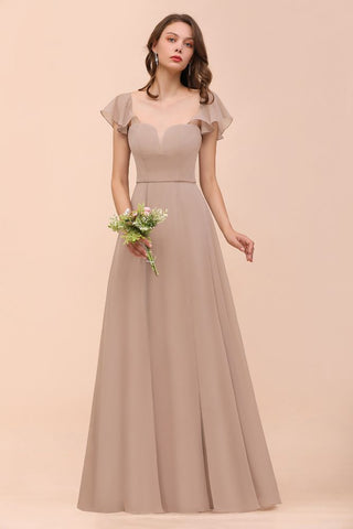 Vestido de dama de honor color caqui con mangas abullonadas y volantes laterales