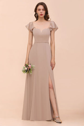 Vestido de dama de honor color caqui con mangas abullonadas y volantes laterales